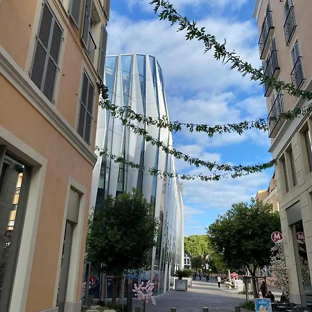 Fabulous Two-bedroom With Parking Apartment *