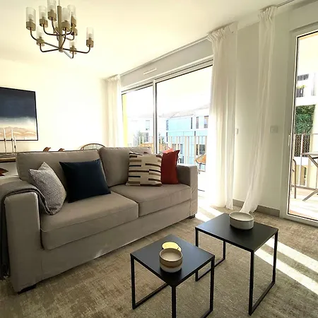 Fabulous Two-bedroom With Parking Daire *