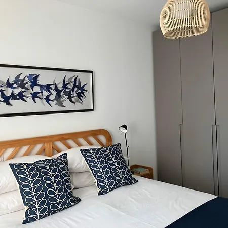 Fabulous Two-bedroom With Parking Apartman