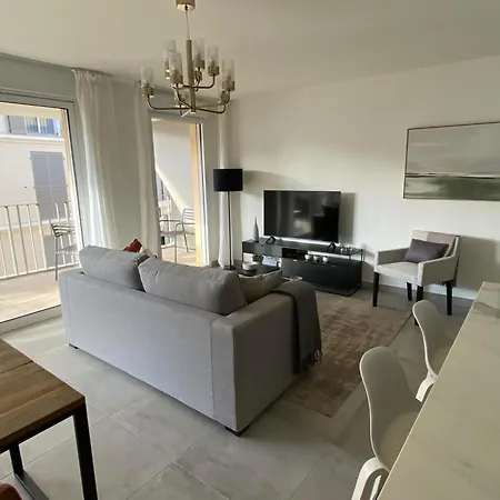 Fabulous Two-bedroom With Parking Apartman
