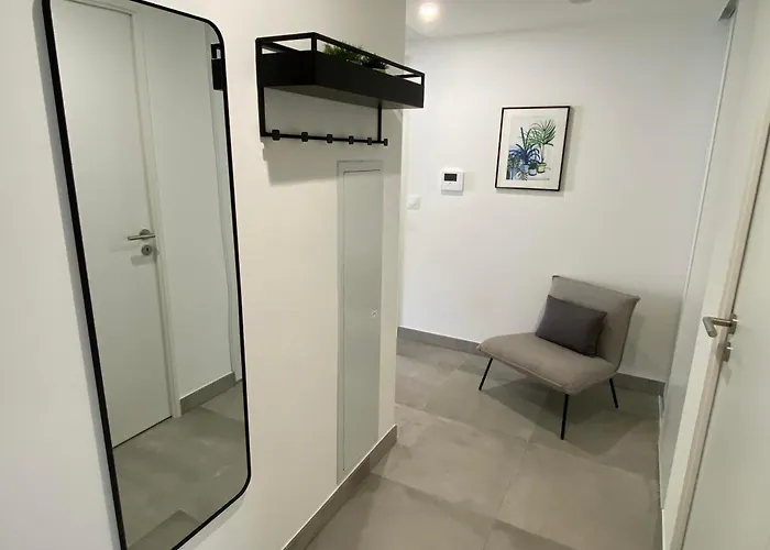 Апартаменти Fabulous Two-bedroom With Parking Антіб