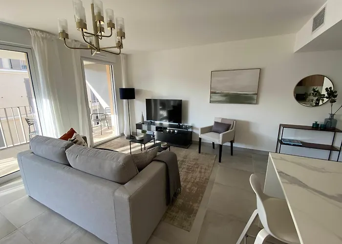 Fabulous Two-bedroom With Parking Апартаменти Антіб