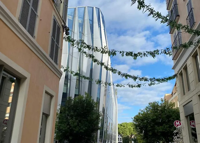 Fabulous Two-bedroom With Parking Apartment *