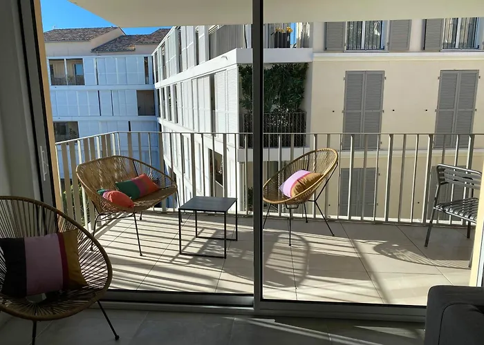 Fabulous Two-bedroom With Parking * 昂蒂布