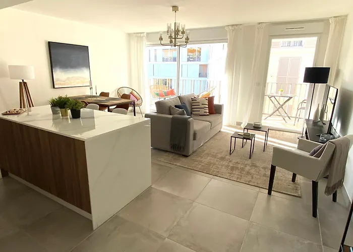 Fabulous Two-bedroom With Parking Lejlighed *