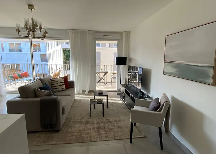 Fabulous Two-bedroom With Parking Антіб