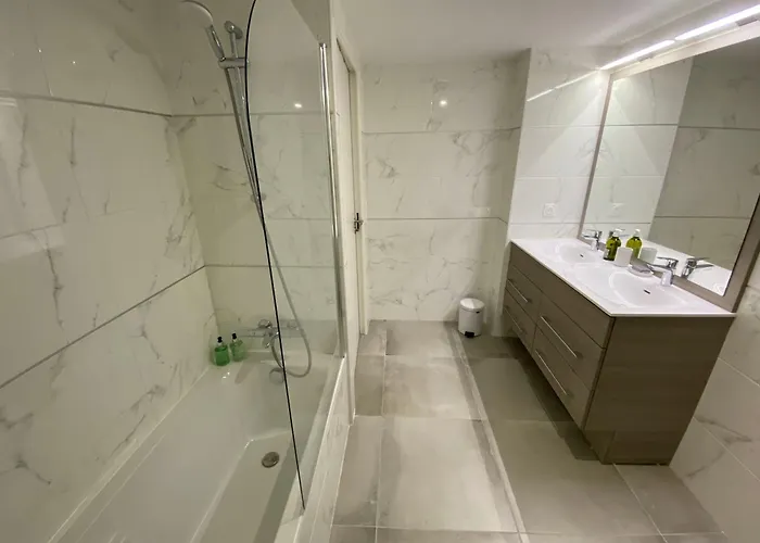 Апартаменти Fabulous Two-bedroom With Parking